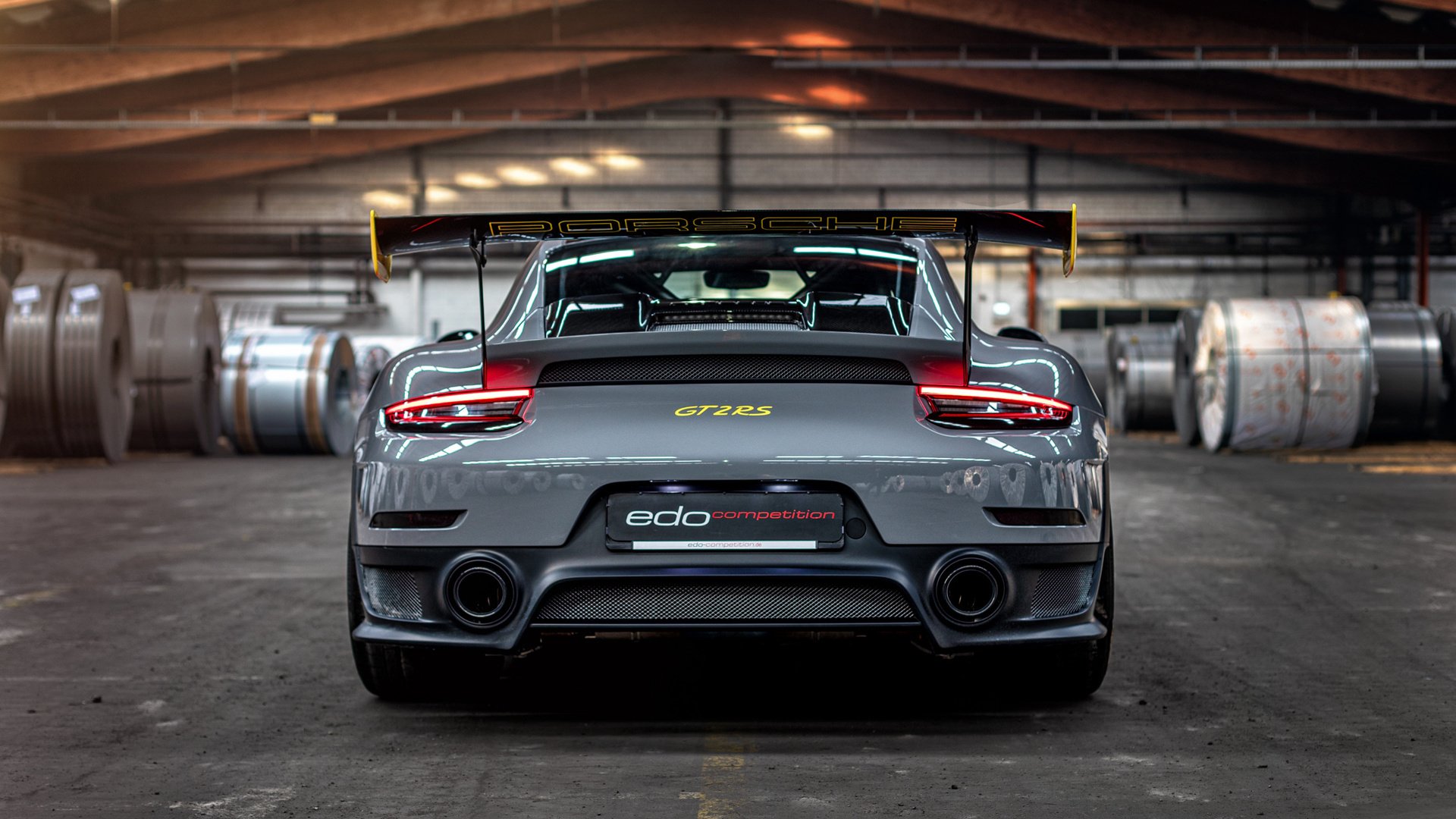 大屏幕上的祝福和呼喊，欧冠夜晚的感人瞬间，欧冠段子